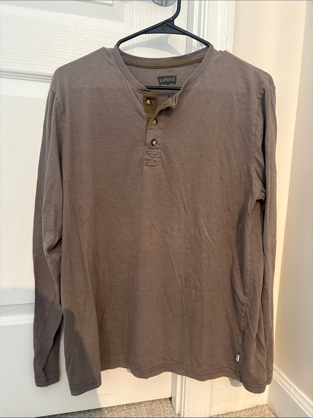Levi's Men's Long-Sleeve Henley Shirt in Taupe Brown